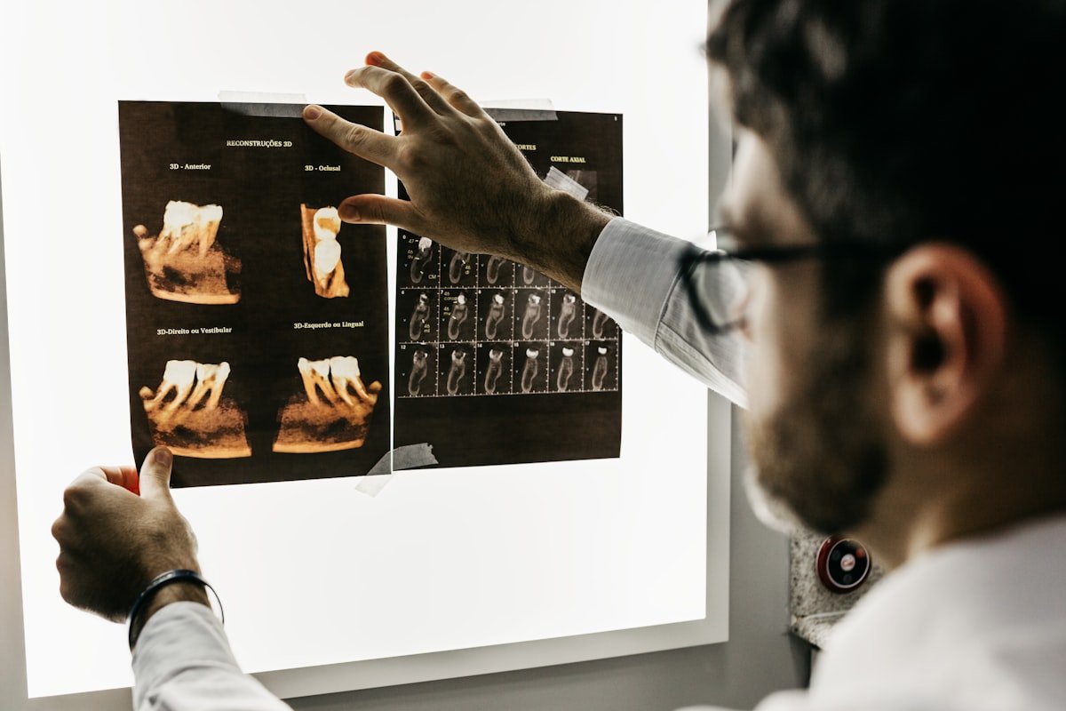 Especialista revisando radiografías dentales