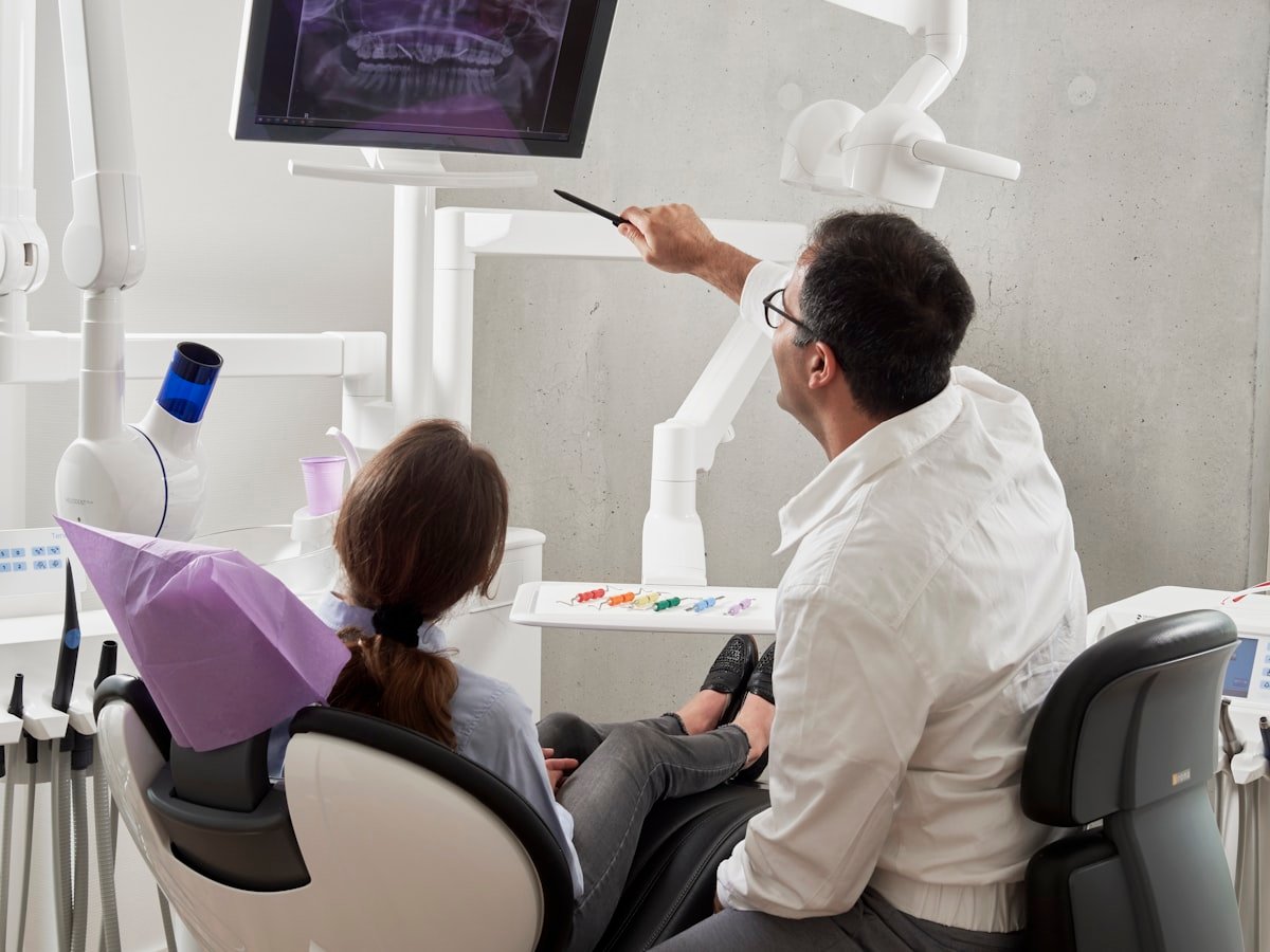 Especialista explicando la radiografía a su paciente